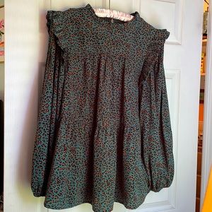 EUC Size M JODIFL Boutique Brand Long Sleeved Blouse with Puffed Sleeves.